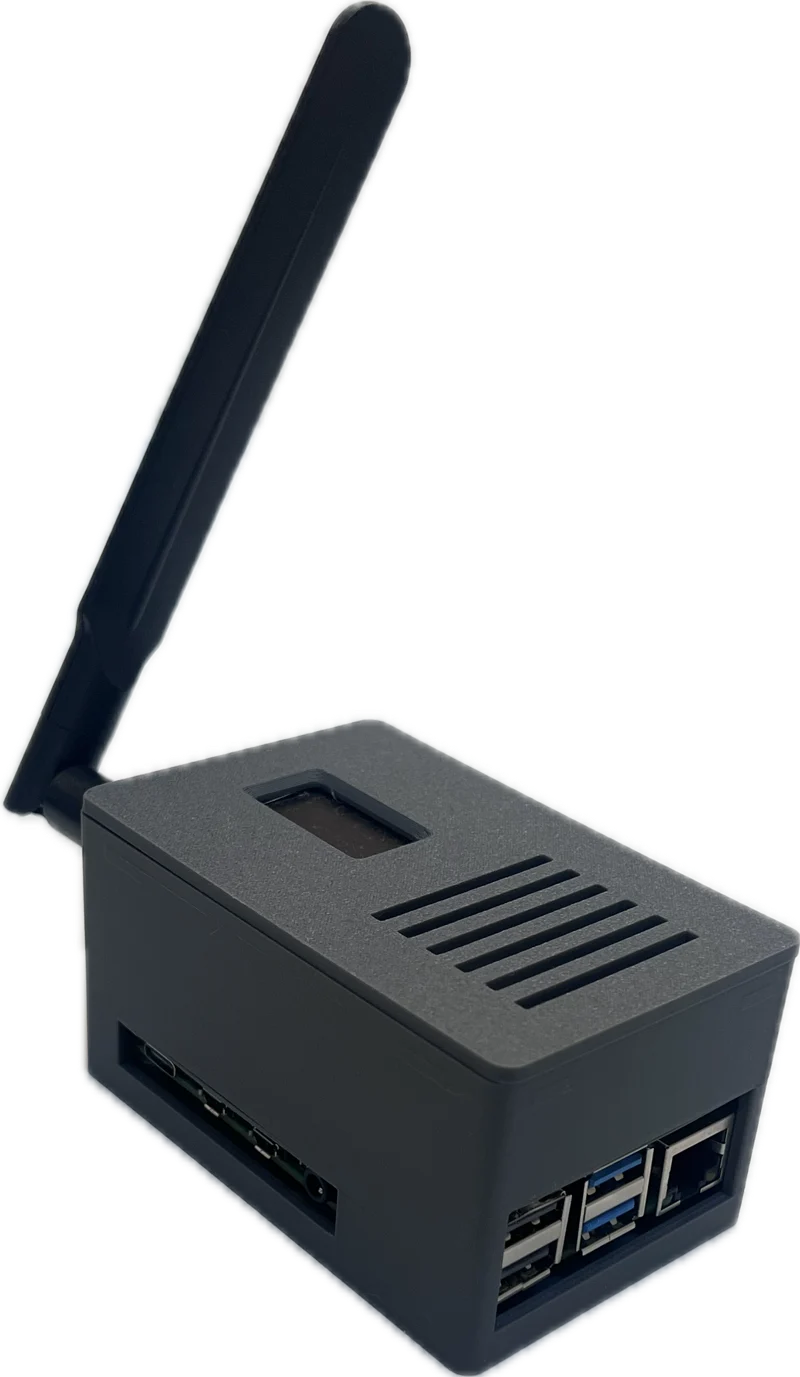 La sonde Senti Audit de DAHOUSE, boîtier gris avec antenne, branchée sur le réseau du client